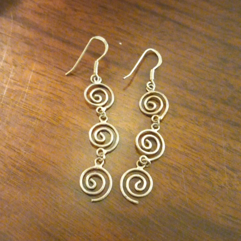 Metal spiral earrings - Picture 5 of 5